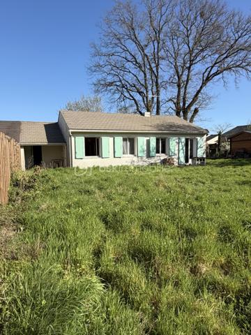 Joli plain-pied de 90 m2 édifié sur un terrain de 1025 m2 arboré et entièrement clos, comprenant :
Une pièce de vie de plus de 45 m2
Une cuisine de 11 m2
Une chambre de 10 m2
Une chambre de 11 m2
Une salle de bain de 4 m2
Un wc
Un hall de3 m2
Trois placards
Un garage de 17 m2
Un appentis de 10 m2

Beau potentiel
Chauffage à revoir 
Rafraichissement à prévoir

A 300 m du centre du bourg
A 20 mn de Nantes