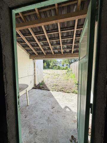 Joli plain-pied de 90 m2 édifié sur un terrain de 1025 m2 arboré et entièrement clos, comprenant :
Une pièce de vie de plus de 45 m2
Une cuisine de 11 m2
Une chambre de 10 m2
Une chambre de 11 m2
Une salle de bain de 4 m2
Un wc
Un hall de3 m2
Trois placards
Un garage de 17 m2
Un appentis de 10 m2

Beau potentiel
Chauffage à revoir 
Rafraichissement à prévoir

A 300 m du centre du bourg
A 20 mn de Nantes