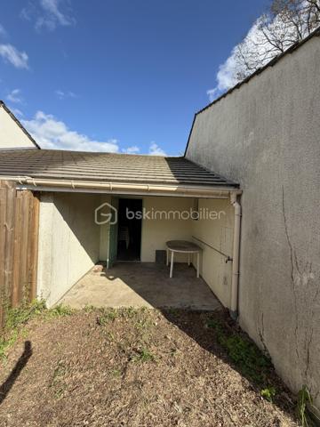 Joli plain-pied de 90 m2 édifié sur un terrain de 1025 m2 arboré et entièrement clos, comprenant :
Une pièce de vie de plus de 45 m2
Une cuisine de 11 m2
Une chambre de 10 m2
Une chambre de 11 m2
Une salle de bain de 4 m2
Un wc
Un hall de3 m2
Trois placards
Un garage de 17 m2
Un appentis de 10 m2

Beau potentiel
Chauffage à revoir 
Rafraichissement à prévoir

A 300 m du centre du bourg
A 20 mn de Nantes