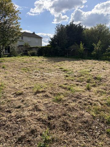 Joli plain-pied de 90 m2 édifié sur un terrain de 1025 m2 arboré et entièrement clos, comprenant :
Une pièce de vie de plus de 45 m2
Une cuisine de 11 m2
Une chambre de 10 m2
Une chambre de 11 m2
Une salle de bain de 4 m2
Un wc
Un hall de3 m2
Trois placards
Un garage de 17 m2
Un appentis de 10 m2

Beau potentiel
Chauffage à revoir 
Rafraichissement à prévoir

A 300 m du centre du bourg
A 20 mn de Nantes