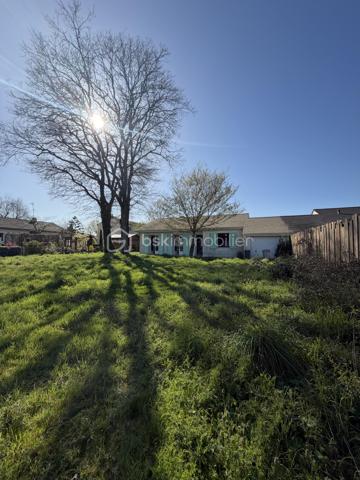 Joli plain-pied de 90 m2 édifié sur un terrain de 1025 m2 arboré et entièrement clos, comprenant :
Une pièce de vie de plus de 45 m2
Une cuisine de 11 m2
Une chambre de 10 m2
Une chambre de 11 m2
Une salle de bain de 4 m2
Un wc
Un hall de3 m2
Trois placards
Un garage de 17 m2
Un appentis de 10 m2

Beau potentiel
Chauffage à revoir 
Rafraichissement à prévoir

A 300 m du centre du bourg
A 20 mn de Nantes