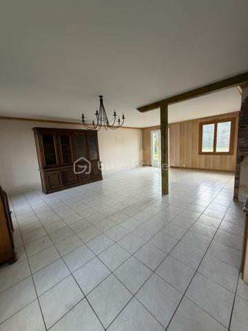 Joli plain-pied de 90 m2 édifié sur un terrain de 1025 m2 arboré et entièrement clos, comprenant :
Une pièce de vie de plus de 45 m2
Une cuisine de 11 m2
Une chambre de 10 m2
Une chambre de 11 m2
Une salle de bain de 4 m2
Un wc
Un hall de3 m2
Trois placards
Un garage de 17 m2
Un appentis de 10 m2

Beau potentiel
Chauffage à revoir 
Rafraichissement à prévoir

A 300 m du centre du bourg
A 20 mn de Nantes