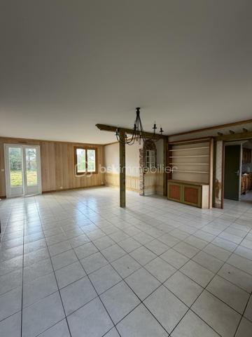 Joli plain-pied de 90 m2 édifié sur un terrain de 1025 m2 arboré et entièrement clos, comprenant :
Une pièce de vie de plus de 45 m2
Une cuisine de 11 m2
Une chambre de 10 m2
Une chambre de 11 m2
Une salle de bain de 4 m2
Un wc
Un hall de3 m2
Trois placards
Un garage de 17 m2
Un appentis de 10 m2

Beau potentiel
Chauffage à revoir 
Rafraichissement à prévoir

A 300 m du centre du bourg
A 20 mn de Nantes