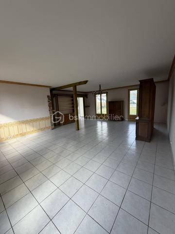 Joli plain-pied de 90 m2 édifié sur un terrain de 1025 m2 arboré et entièrement clos, comprenant :
Une pièce de vie de plus de 45 m2
Une cuisine de 11 m2
Une chambre de 10 m2
Une chambre de 11 m2
Une salle de bain de 4 m2
Un wc
Un hall de3 m2
Trois placards
Un garage de 17 m2
Un appentis de 10 m2

Beau potentiel
Chauffage à revoir 
Rafraichissement à prévoir

A 300 m du centre du bourg
A 20 mn de Nantes