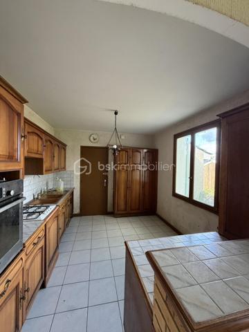 Joli plain-pied de 90 m2 édifié sur un terrain de 1025 m2 arboré et entièrement clos, comprenant :
Une pièce de vie de plus de 45 m2
Une cuisine de 11 m2
Une chambre de 10 m2
Une chambre de 11 m2
Une salle de bain de 4 m2
Un wc
Un hall de3 m2
Trois placards
Un garage de 17 m2
Un appentis de 10 m2

Beau potentiel
Chauffage à revoir 
Rafraichissement à prévoir

A 300 m du centre du bourg
A 20 mn de Nantes