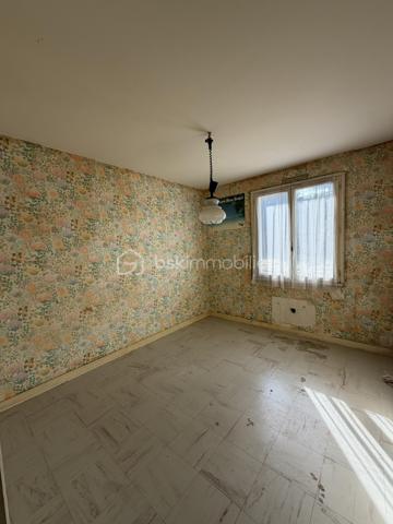 Joli plain-pied de 90 m2 édifié sur un terrain de 1025 m2 arboré et entièrement clos, comprenant :
Une pièce de vie de plus de 45 m2
Une cuisine de 11 m2
Une chambre de 10 m2
Une chambre de 11 m2
Une salle de bain de 4 m2
Un wc
Un hall de3 m2
Trois placards
Un garage de 17 m2
Un appentis de 10 m2

Beau potentiel
Chauffage à revoir 
Rafraichissement à prévoir

A 300 m du centre du bourg
A 20 mn de Nantes
