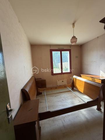 Joli plain-pied de 90 m2 édifié sur un terrain de 1025 m2 arboré et entièrement clos, comprenant :
Une pièce de vie de plus de 45 m2
Une cuisine de 11 m2
Une chambre de 10 m2
Une chambre de 11 m2
Une salle de bain de 4 m2
Un wc
Un hall de3 m2
Trois placards
Un garage de 17 m2
Un appentis de 10 m2

Beau potentiel
Chauffage à revoir 
Rafraichissement à prévoir

A 300 m du centre du bourg
A 20 mn de Nantes