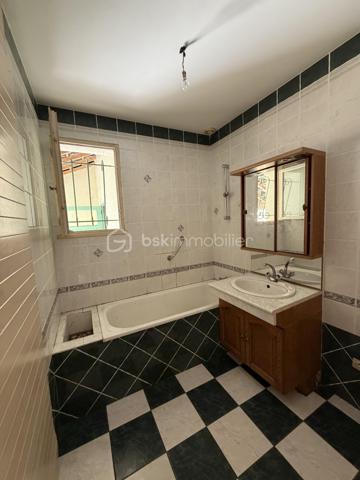 Joli plain-pied de 90 m2 édifié sur un terrain de 1025 m2 arboré et entièrement clos, comprenant :
Une pièce de vie de plus de 45 m2
Une cuisine de 11 m2
Une chambre de 10 m2
Une chambre de 11 m2
Une salle de bain de 4 m2
Un wc
Un hall de3 m2
Trois placards
Un garage de 17 m2
Un appentis de 10 m2

Beau potentiel
Chauffage à revoir 
Rafraichissement à prévoir

A 300 m du centre du bourg
A 20 mn de Nantes