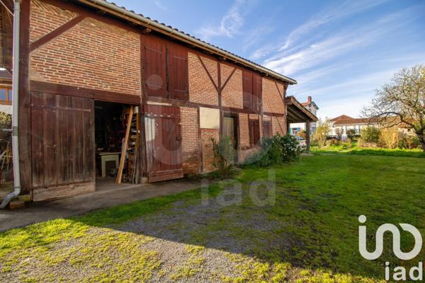 Maison 11 pièces de 255 m² à Saint-Julien-en-Born (40170)