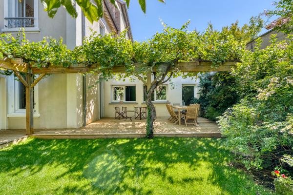 Véritable coup de cœur pour cette demeure atypique avec jardin et terrasse au calme absolu proche de Montchat