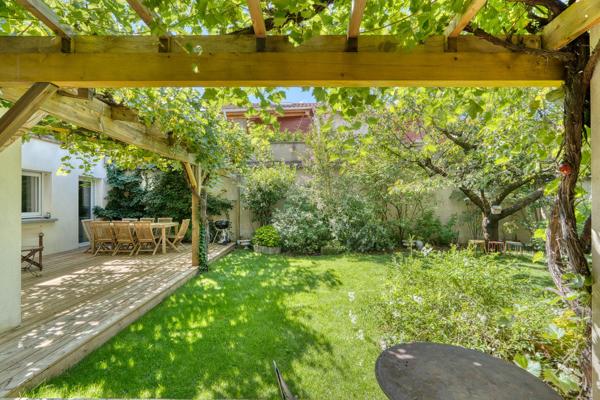 Véritable coup de cœur pour cette demeure atypique avec jardin et terrasse au calme absolu proche de Montchat