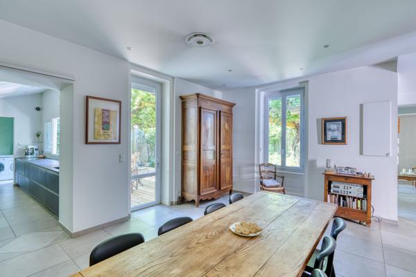 Véritable coup de cœur pour cette demeure atypique avec jardin et terrasse au calme absolu proche de Montchat