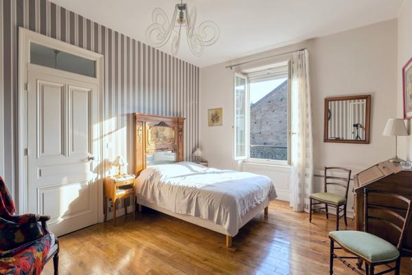 Véritable coup de cœur pour cette demeure atypique avec jardin et terrasse au calme absolu proche de Montchat