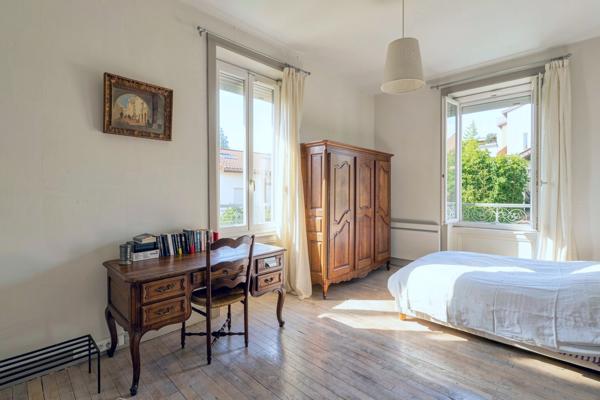 Véritable coup de cœur pour cette demeure atypique avec jardin et terrasse au calme absolu proche de Montchat