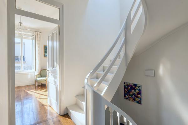 Véritable coup de cœur pour cette demeure atypique avec jardin et terrasse au calme absolu proche de Montchat