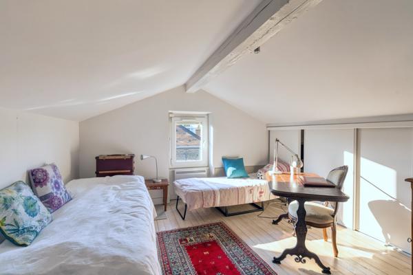Véritable coup de cœur pour cette demeure atypique avec jardin et terrasse au calme absolu proche de Montchat