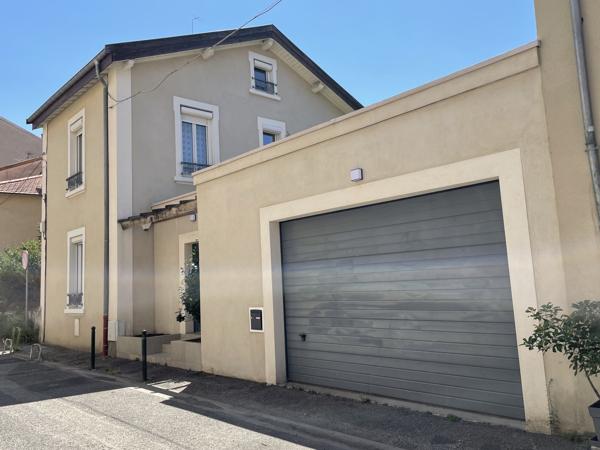 Véritable coup de cœur pour cette demeure atypique avec jardin et terrasse au calme absolu proche de Montchat