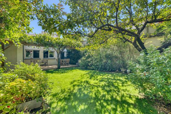 Véritable coup de cœur pour cette demeure atypique avec jardin et terrasse au calme absolu proche de Montchat