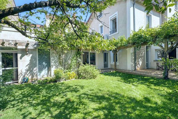 Véritable coup de cœur pour cette demeure atypique avec jardin et terrasse au calme absolu proche de Montchat
