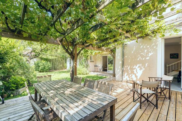 Véritable coup de cœur pour cette demeure atypique avec jardin et terrasse au calme absolu proche de Montchat