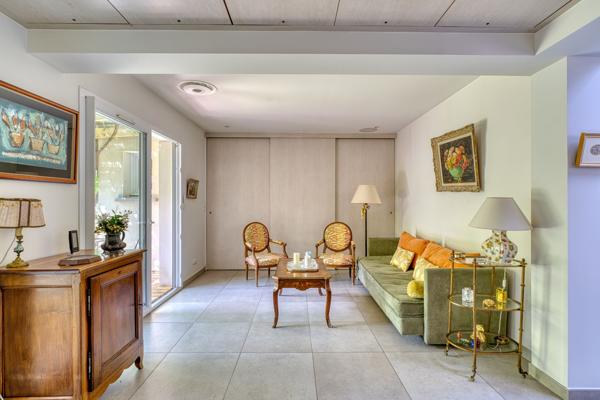 Véritable coup de cœur pour cette demeure atypique avec jardin et terrasse au calme absolu proche de Montchat