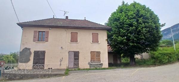 Bâtiment à renover avec 4 appartement possible environ 270 m² habitable terrain 1300 m² 73610 Attignat-Oncin