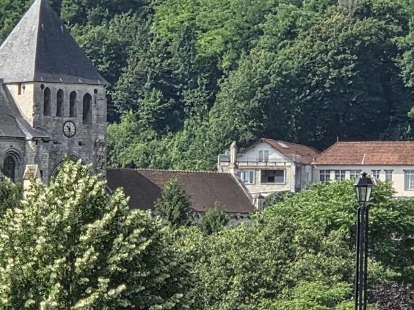 Vente                                                      Appartement
                        
                     5 pièces                      145 m2                     à Laon