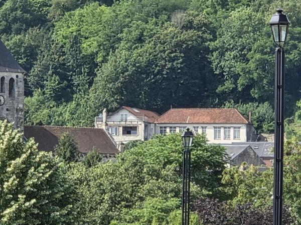 Vente                                                      Appartement
                        
                     5 pièces                      145 m2                     à Laon
