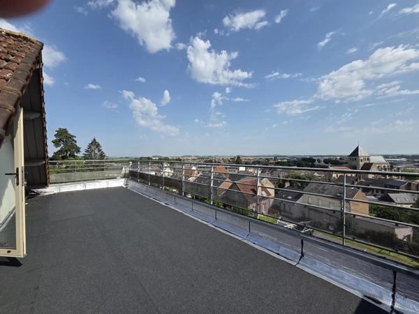 Vente                                                      Appartement
                        
                     5 pièces                      145 m2                     à Laon