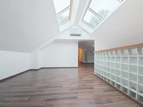 Vente                                                      Appartement
                        
                     5 pièces                      145 m2                     à Laon