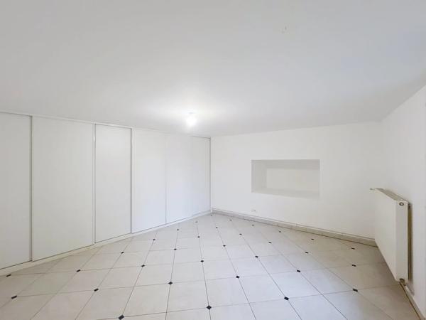 Vente                                                      Appartement
                        
                     5 pièces                      145 m2                     à Laon