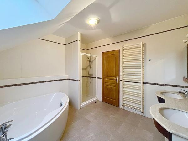 Vente                                                      Appartement
                        
                     5 pièces                      145 m2                     à Laon
