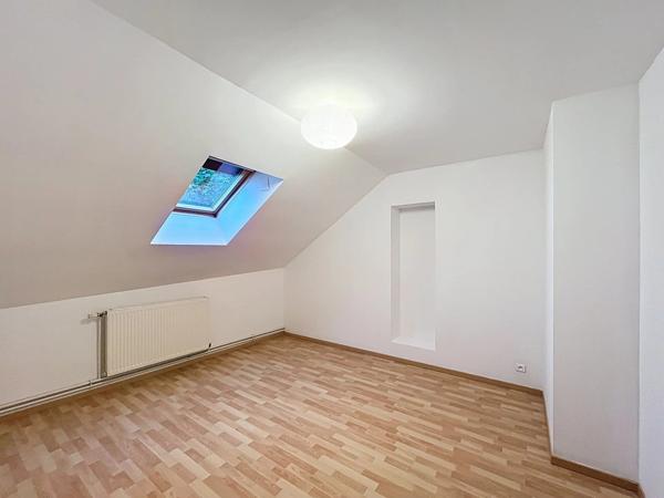 Vente                                                      Appartement
                        
                     5 pièces                      145 m2                     à Laon
