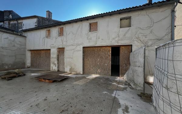 Immeuble à vendre    1 pièce •  Cozes