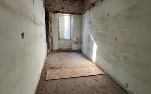 Immeuble à vendre    1 pièce •  Cozes