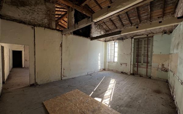 Immeuble à vendre    1 pièce •  Cozes