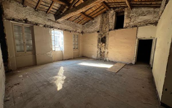 Immeuble à vendre    1 pièce •  Cozes