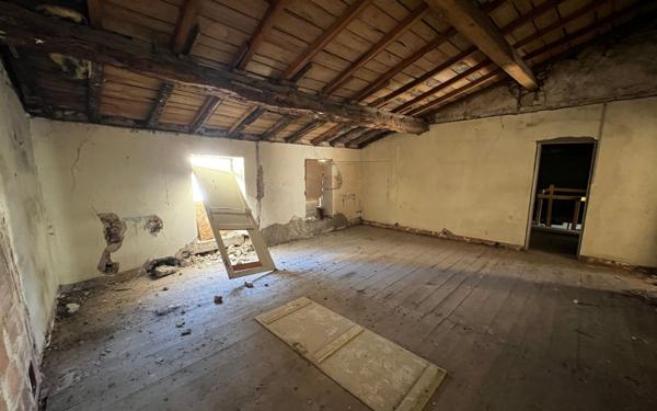 Immeuble à vendre    1 pièce •  Cozes