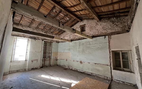 Immeuble à vendre    1 pièce •  Cozes