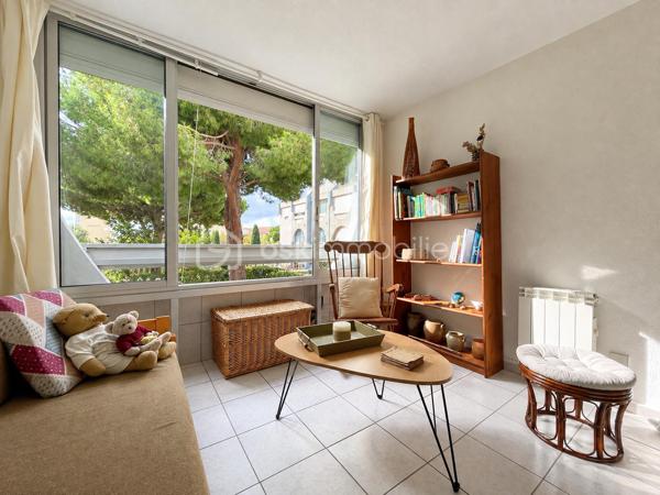 Dans une copropriété recherchée, sécurisée et parfaitement entretenue, découvrez ce charmant studio cabine d’environ 27 m², situé au 1er étage et bénéficiant d’une agréable exposition plein sud avec vue dégagée sur les espaces verts.

L’appartement se compose d’un séjour avec coin cuisine, d’un espace cabine, d’une loggia vitrée, isolée et chauffée offrant un espace de vie supplémentaire, ainsi que d’une salle d’eau avec douche et WC.
Le bien est en bon état général et vendu entièrement meublé. Il dispose notamment d’un volet roulant électrique et de doubles vitrages.

Un véritable atout : un cellier privatif en rez-de-chaussée d’environ 4,70 m², idéal pour entreposer vélos, équipements de plage ou effets personnels.

La résidence, particulièrement appréciée, propose de nombreux équipements : piscines, local à vélos fermé, boulodromes et aire de jeux.
Idéalement situé dans le secteur Palais de la Mer, l’appartement se trouve à seulement 100 m environ des commerces et 500 m de la plage.

Un pied-à-terre idéal pour profiter du bord de mer, aussi bien en résidence secondaire qu’en investissement locatif.
Alors n'attendez plus contactez moi vite..........