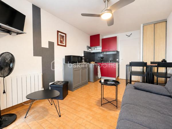 Dans une copropriété recherchée, sécurisée et parfaitement entretenue, découvrez ce charmant studio cabine d’environ 27 m², situé au 1er étage et bénéficiant d’une agréable exposition plein sud avec vue dégagée sur les espaces verts.

L’appartement se compose d’un séjour avec coin cuisine, d’un espace cabine, d’une loggia vitrée, isolée et chauffée offrant un espace de vie supplémentaire, ainsi que d’une salle d’eau avec douche et WC.
Le bien est en bon état général et vendu entièrement meublé. Il dispose notamment d’un volet roulant électrique et de doubles vitrages.

Un véritable atout : un cellier privatif en rez-de-chaussée d’environ 4,70 m², idéal pour entreposer vélos, équipements de plage ou effets personnels.

La résidence, particulièrement appréciée, propose de nombreux équipements : piscines, local à vélos fermé, boulodromes et aire de jeux.
Idéalement situé dans le secteur Palais de la Mer, l’appartement se trouve à seulement 100 m environ des commerces et 500 m de la plage.

Un pied-à-terre idéal pour profiter du bord de mer, aussi bien en résidence secondaire qu’en investissement locatif.
Alors n'attendez plus contactez moi vite..........