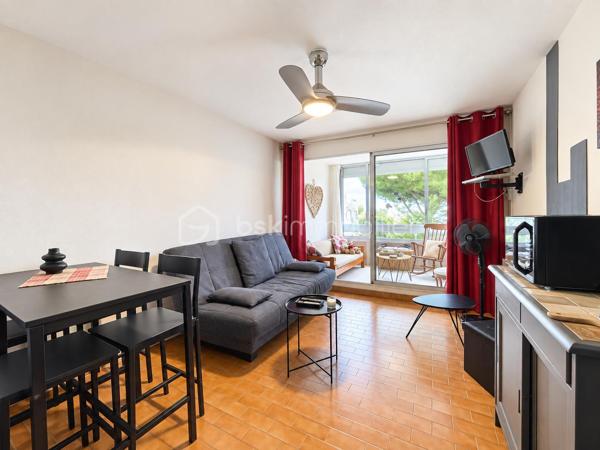 Dans une copropriété recherchée, sécurisée et parfaitement entretenue, découvrez ce charmant studio cabine d’environ 27 m², situé au 1er étage et bénéficiant d’une agréable exposition plein sud avec vue dégagée sur les espaces verts.

L’appartement se compose d’un séjour avec coin cuisine, d’un espace cabine, d’une loggia vitrée, isolée et chauffée offrant un espace de vie supplémentaire, ainsi que d’une salle d’eau avec douche et WC.
Le bien est en bon état général et vendu entièrement meublé. Il dispose notamment d’un volet roulant électrique et de doubles vitrages.

Un véritable atout : un cellier privatif en rez-de-chaussée d’environ 4,70 m², idéal pour entreposer vélos, équipements de plage ou effets personnels.

La résidence, particulièrement appréciée, propose de nombreux équipements : piscines, local à vélos fermé, boulodromes et aire de jeux.
Idéalement situé dans le secteur Palais de la Mer, l’appartement se trouve à seulement 100 m environ des commerces et 500 m de la plage.

Un pied-à-terre idéal pour profiter du bord de mer, aussi bien en résidence secondaire qu’en investissement locatif.
Alors n'attendez plus contactez moi vite..........