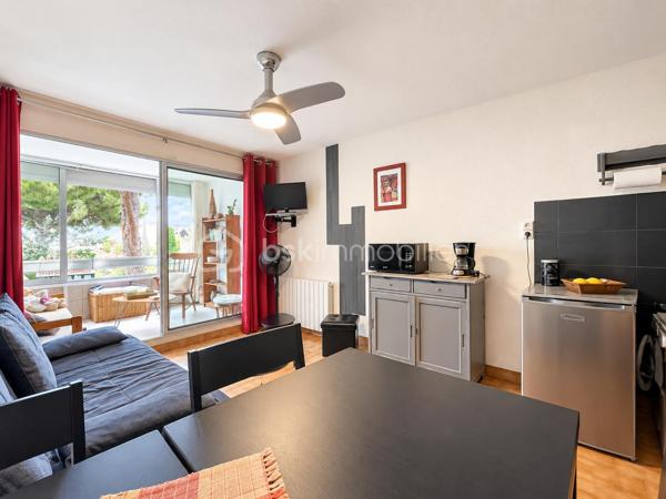 Dans une copropriété recherchée, sécurisée et parfaitement entretenue, découvrez ce charmant studio cabine d’environ 27 m², situé au 1er étage et bénéficiant d’une agréable exposition plein sud avec vue dégagée sur les espaces verts.

L’appartement se compose d’un séjour avec coin cuisine, d’un espace cabine, d’une loggia vitrée, isolée et chauffée offrant un espace de vie supplémentaire, ainsi que d’une salle d’eau avec douche et WC.
Le bien est en bon état général et vendu entièrement meublé. Il dispose notamment d’un volet roulant électrique et de doubles vitrages.

Un véritable atout : un cellier privatif en rez-de-chaussée d’environ 4,70 m², idéal pour entreposer vélos, équipements de plage ou effets personnels.

La résidence, particulièrement appréciée, propose de nombreux équipements : piscines, local à vélos fermé, boulodromes et aire de jeux.
Idéalement situé dans le secteur Palais de la Mer, l’appartement se trouve à seulement 100 m environ des commerces et 500 m de la plage.

Un pied-à-terre idéal pour profiter du bord de mer, aussi bien en résidence secondaire qu’en investissement locatif.
Alors n'attendez plus contactez moi vite..........