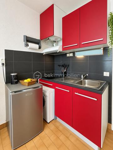 Dans une copropriété recherchée, sécurisée et parfaitement entretenue, découvrez ce charmant studio cabine d’environ 27 m², situé au 1er étage et bénéficiant d’une agréable exposition plein sud avec vue dégagée sur les espaces verts.

L’appartement se compose d’un séjour avec coin cuisine, d’un espace cabine, d’une loggia vitrée, isolée et chauffée offrant un espace de vie supplémentaire, ainsi que d’une salle d’eau avec douche et WC.
Le bien est en bon état général et vendu entièrement meublé. Il dispose notamment d’un volet roulant électrique et de doubles vitrages.

Un véritable atout : un cellier privatif en rez-de-chaussée d’environ 4,70 m², idéal pour entreposer vélos, équipements de plage ou effets personnels.

La résidence, particulièrement appréciée, propose de nombreux équipements : piscines, local à vélos fermé, boulodromes et aire de jeux.
Idéalement situé dans le secteur Palais de la Mer, l’appartement se trouve à seulement 100 m environ des commerces et 500 m de la plage.

Un pied-à-terre idéal pour profiter du bord de mer, aussi bien en résidence secondaire qu’en investissement locatif.
Alors n'attendez plus contactez moi vite..........