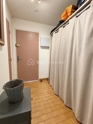 Dans une copropriété recherchée, sécurisée et parfaitement entretenue, découvrez ce charmant studio cabine d’environ 27 m², situé au 1er étage et bénéficiant d’une agréable exposition plein sud avec vue dégagée sur les espaces verts.

L’appartement se compose d’un séjour avec coin cuisine, d’un espace cabine, d’une loggia vitrée, isolée et chauffée offrant un espace de vie supplémentaire, ainsi que d’une salle d’eau avec douche et WC.
Le bien est en bon état général et vendu entièrement meublé. Il dispose notamment d’un volet roulant électrique et de doubles vitrages.

Un véritable atout : un cellier privatif en rez-de-chaussée d’environ 4,70 m², idéal pour entreposer vélos, équipements de plage ou effets personnels.

La résidence, particulièrement appréciée, propose de nombreux équipements : piscines, local à vélos fermé, boulodromes et aire de jeux.
Idéalement situé dans le secteur Palais de la Mer, l’appartement se trouve à seulement 100 m environ des commerces et 500 m de la plage.

Un pied-à-terre idéal pour profiter du bord de mer, aussi bien en résidence secondaire qu’en investissement locatif.
Alors n'attendez plus contactez moi vite..........