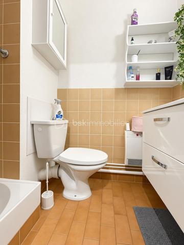 Dans une copropriété recherchée, sécurisée et parfaitement entretenue, découvrez ce charmant studio cabine d’environ 27 m², situé au 1er étage et bénéficiant d’une agréable exposition plein sud avec vue dégagée sur les espaces verts.

L’appartement se compose d’un séjour avec coin cuisine, d’un espace cabine, d’une loggia vitrée, isolée et chauffée offrant un espace de vie supplémentaire, ainsi que d’une salle d’eau avec douche et WC.
Le bien est en bon état général et vendu entièrement meublé. Il dispose notamment d’un volet roulant électrique et de doubles vitrages.

Un véritable atout : un cellier privatif en rez-de-chaussée d’environ 4,70 m², idéal pour entreposer vélos, équipements de plage ou effets personnels.

La résidence, particulièrement appréciée, propose de nombreux équipements : piscines, local à vélos fermé, boulodromes et aire de jeux.
Idéalement situé dans le secteur Palais de la Mer, l’appartement se trouve à seulement 100 m environ des commerces et 500 m de la plage.

Un pied-à-terre idéal pour profiter du bord de mer, aussi bien en résidence secondaire qu’en investissement locatif.
Alors n'attendez plus contactez moi vite..........