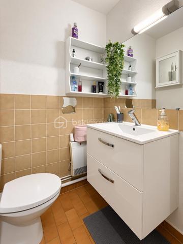 Dans une copropriété recherchée, sécurisée et parfaitement entretenue, découvrez ce charmant studio cabine d’environ 27 m², situé au 1er étage et bénéficiant d’une agréable exposition plein sud avec vue dégagée sur les espaces verts.

L’appartement se compose d’un séjour avec coin cuisine, d’un espace cabine, d’une loggia vitrée, isolée et chauffée offrant un espace de vie supplémentaire, ainsi que d’une salle d’eau avec douche et WC.
Le bien est en bon état général et vendu entièrement meublé. Il dispose notamment d’un volet roulant électrique et de doubles vitrages.

Un véritable atout : un cellier privatif en rez-de-chaussée d’environ 4,70 m², idéal pour entreposer vélos, équipements de plage ou effets personnels.

La résidence, particulièrement appréciée, propose de nombreux équipements : piscines, local à vélos fermé, boulodromes et aire de jeux.
Idéalement situé dans le secteur Palais de la Mer, l’appartement se trouve à seulement 100 m environ des commerces et 500 m de la plage.

Un pied-à-terre idéal pour profiter du bord de mer, aussi bien en résidence secondaire qu’en investissement locatif.
Alors n'attendez plus contactez moi vite..........