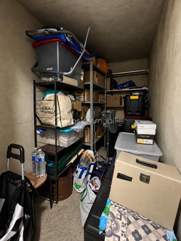 Dans une copropriété recherchée, sécurisée et parfaitement entretenue, découvrez ce charmant studio cabine d’environ 27 m², situé au 1er étage et bénéficiant d’une agréable exposition plein sud avec vue dégagée sur les espaces verts.

L’appartement se compose d’un séjour avec coin cuisine, d’un espace cabine, d’une loggia vitrée, isolée et chauffée offrant un espace de vie supplémentaire, ainsi que d’une salle d’eau avec douche et WC.
Le bien est en bon état général et vendu entièrement meublé. Il dispose notamment d’un volet roulant électrique et de doubles vitrages.

Un véritable atout : un cellier privatif en rez-de-chaussée d’environ 4,70 m², idéal pour entreposer vélos, équipements de plage ou effets personnels.

La résidence, particulièrement appréciée, propose de nombreux équipements : piscines, local à vélos fermé, boulodromes et aire de jeux.
Idéalement situé dans le secteur Palais de la Mer, l’appartement se trouve à seulement 100 m environ des commerces et 500 m de la plage.

Un pied-à-terre idéal pour profiter du bord de mer, aussi bien en résidence secondaire qu’en investissement locatif.
Alors n'attendez plus contactez moi vite..........