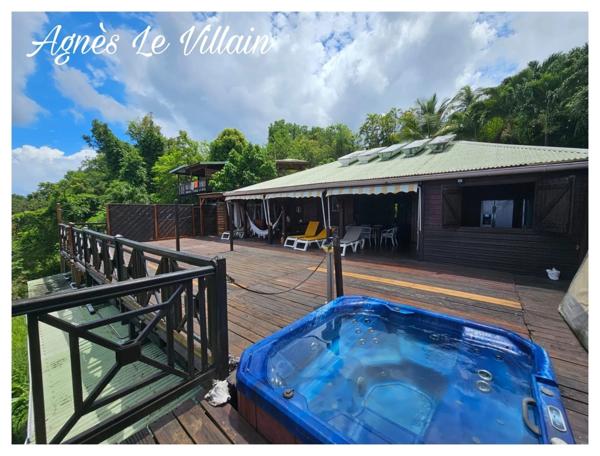 Propriété de 9 gites et 2 piscines Vue Mer