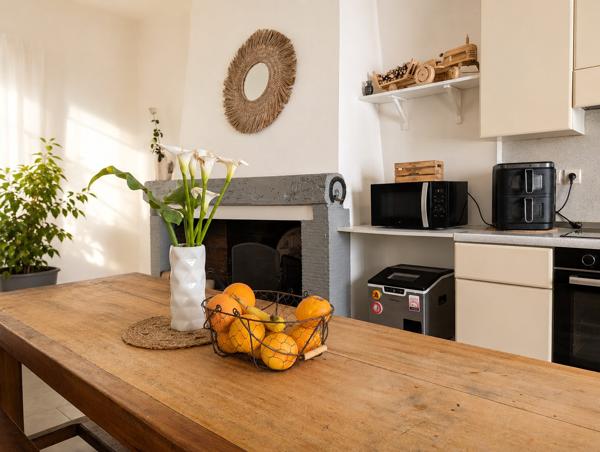 CHARME & VOLUMES – MAISON DE VILLAGE RÉNOVÉE AVEC GARAGE ET TERRASSE